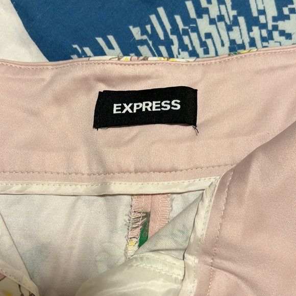 Express Extreme High Rise Pink Floral Ruffle Short - Size 8 - Picture 3 of 4